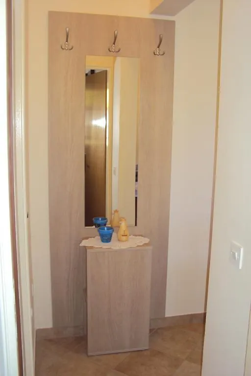 Milutinov Dvor Apartments Vrsi