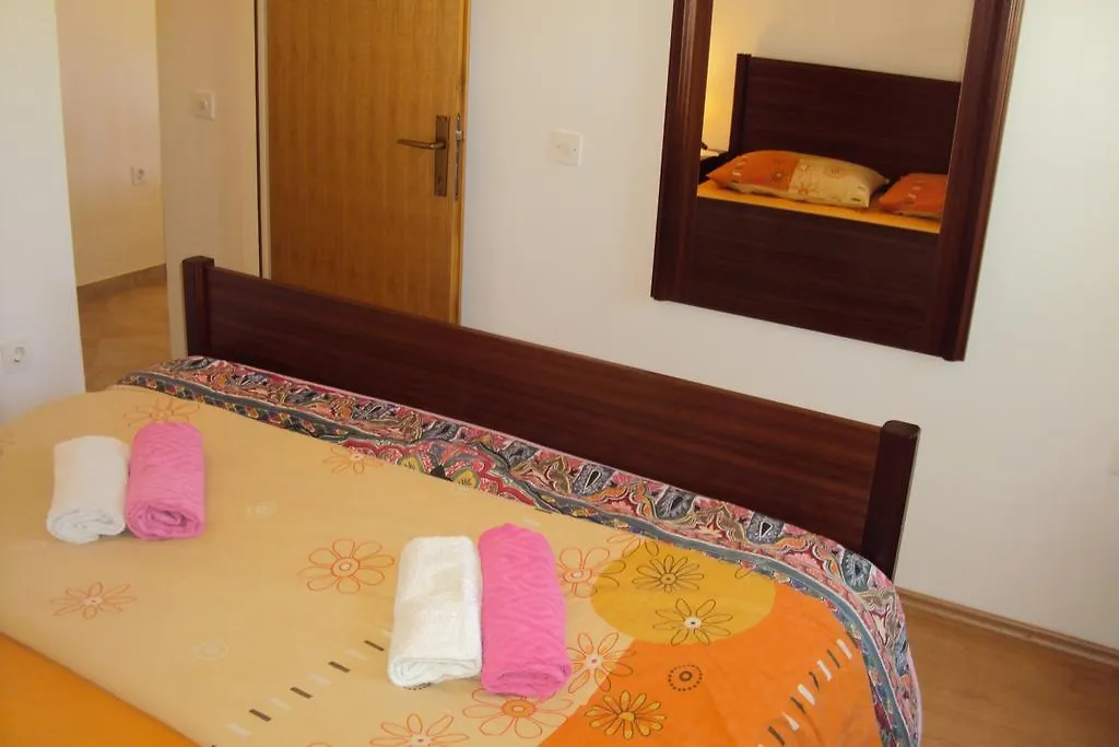 Milutinov Dvor Apartments Vrsi