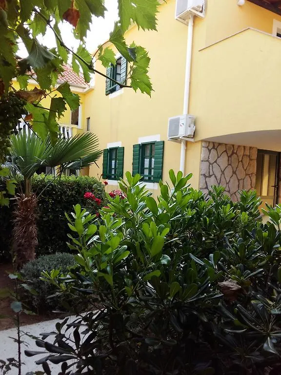 Milutinov Dvor Apartments Vrsi