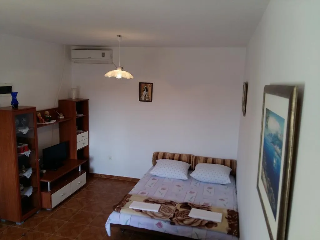 Milutinov Dvor Apartments Vrsi